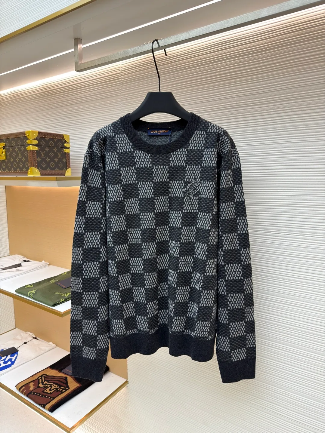 LOUIS VUITTON round neck checkerboard jacquard wool blended sweater ●Authentic product: Purchased and developed for 10800 ●Item number: 1681003-B25 ●Fabric: wool fabric ●Technology: Knitting ●Version: Fitted version ●Weight: about 585 grams ●Size: XS-S-M-L ●Description: 30 wool, 70% acrylic color, fixed dyeing yarn. This style uses [7-needle Juxin machine] to weave the piece. [9 yarn feeders] are required for the front logo hanging area. The whole piece is [moving the needle and twisting the rope]. The intersection of the twisting rope is prone to holes. The color adjustment part of the whole piece [the yarn is wool], and the machine adjustment time is long. The needles added at the bottom of the sleeve clip are all edged, which increases the loom time and sewing time. Because the logo is hung with wool, the brown thread is clamped on the edge and needs to be drawn out. Moreover, due to the characteristics of wool, lint will appear when drawing out the thread. It is necessary to manually remove the stray hair bit by bit, which is very time-consuming. The overall wiring is straight and delicate, the fabric is comfortable and soft, and the color is consistent without color difference. It can be matched with the same style to create a fashionable look and control various occasions. Customized accessories, complete with three standards, same style for men and women!